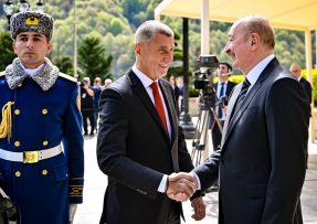 Andrej Babiš a Ilham Alijev v Ázerbájdžánu