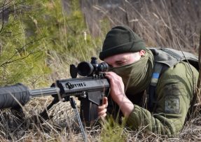 Voják s Barrett M82