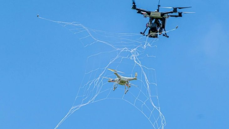 Lov dronu do sítě