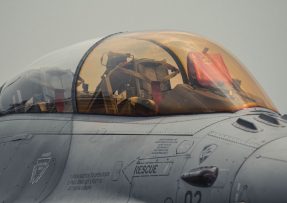 Kabina F-16