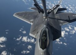 F-22 při tankování