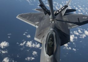 F-22 při tankování