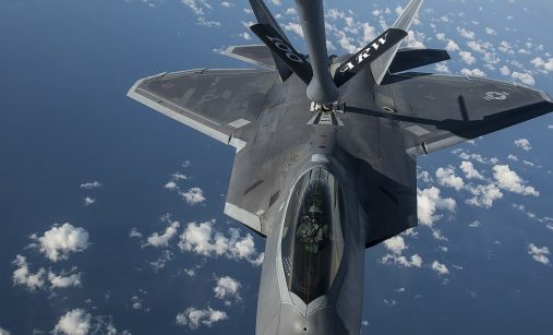 F-22 při tankování