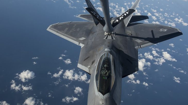 F-22 při tankování