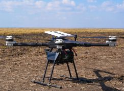 Dron s anténou