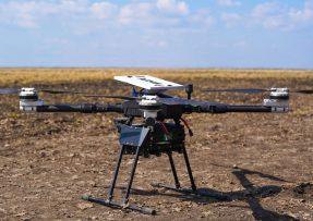 Dron s anténou