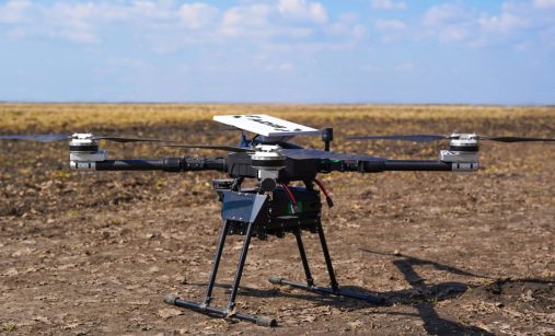 Dron s anténou
