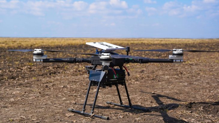 Dron s anténou