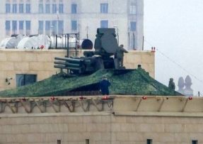 Protivzdušný systém Pancir na střeše budovy v Moskvě