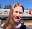 Ruská dívka naříká po útocích na Krym