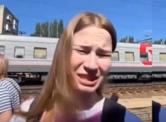 Ruská dívka naříká po útocích na Krym