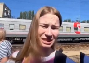 Ruská dívka naříká po útocích na Krym
