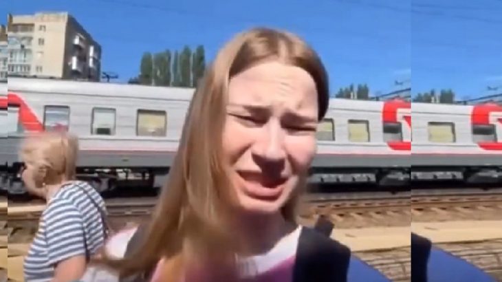 Ruská dívka naříká po útocích na Krym