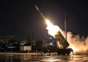 Ruský raketomet odpaluje raketu