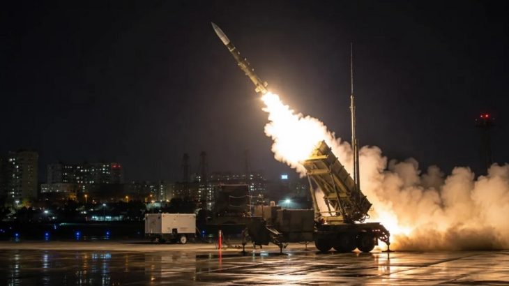 Ruský raketomet odpaluje raketu