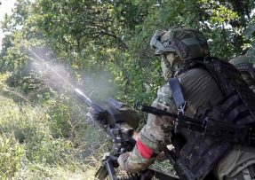 Ruský voják střílí na dron, mobilní jednotka PVO