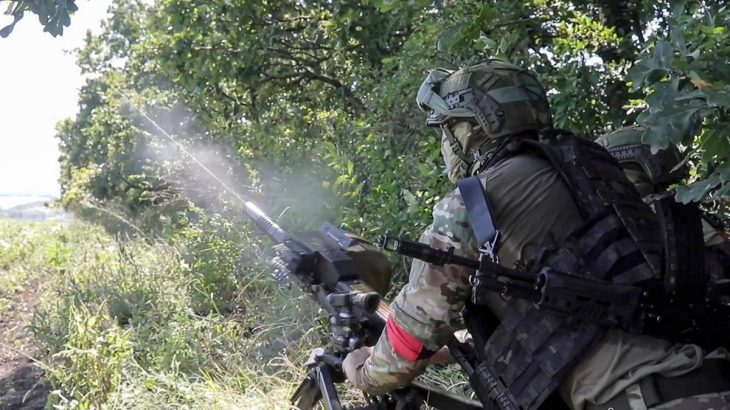 Ruský voják střílí na dron, mobilní jednotka PVO