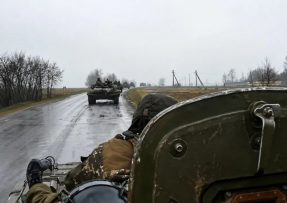 Konvoj ruských vojáků ve vozidlech