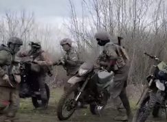 Ruští vojáci na motocyklech