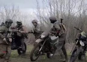 Ruští vojáci na motocyklech