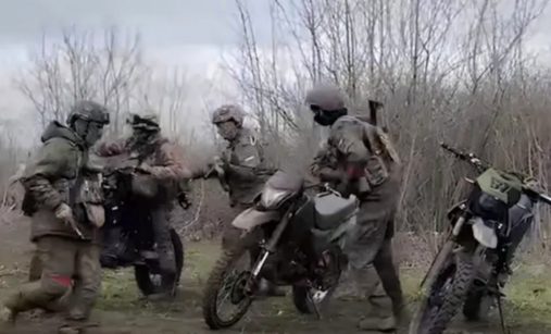Ruští vojáci na motocyklech