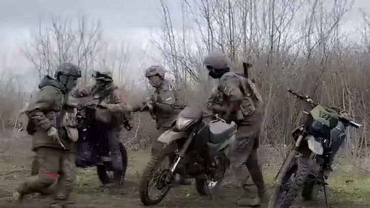 Ruští vojáci na motocyklech