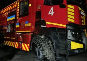 Auto ukrajinských hasičů po útoku ruským dronem