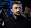 Volodymyr Zelenskyj v černém oblečení