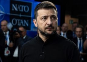 Volodymyr Zelenskyj v černém oblečení