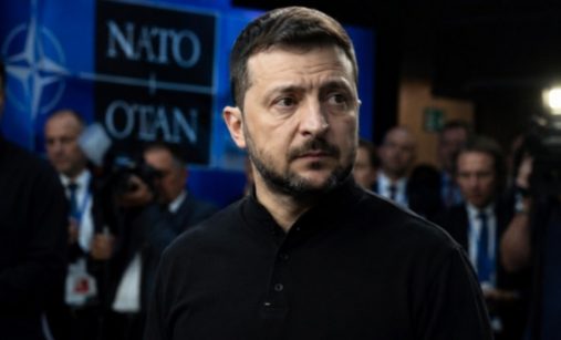 Volodymyr Zelenskyj v černém oblečení