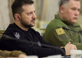Volodymyr Zelenskyj na jednání s armádou