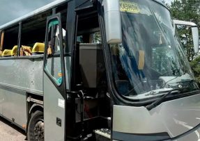 Autobus po zásahu dronem