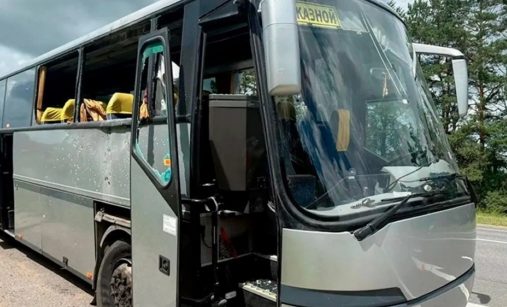 Autobus po zásahu dronem