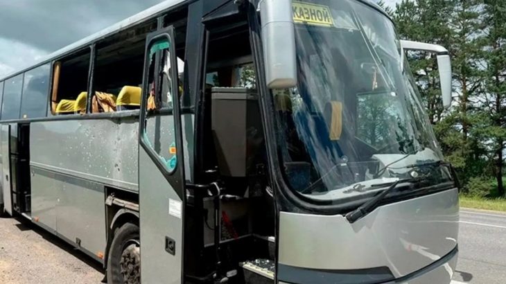 Autobus po zásahu dronem