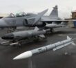 Jas 39 Gripen a vpředu střela Meteor