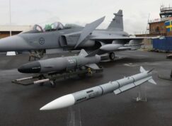 Jas 39 Gripen a vpředu střela Meteor