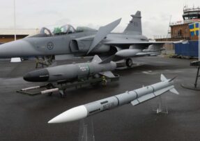 Jas 39 Gripen a vpředu střela Meteor