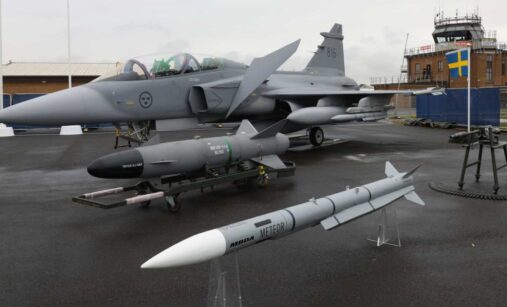Jas 39 Gripen a vpředu střela Meteor