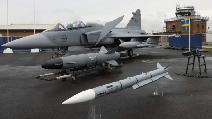 Jas 39 Gripen a vpředu střela Meteor