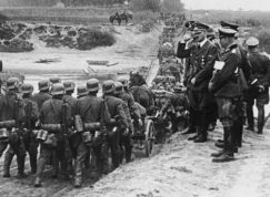 Hitler sleduje wehrmacht