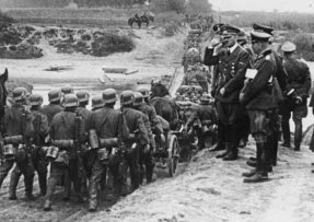 Hitler sleduje wehrmacht