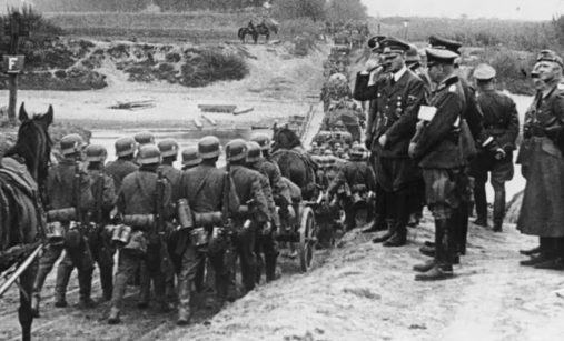 Hitler sleduje wehrmacht