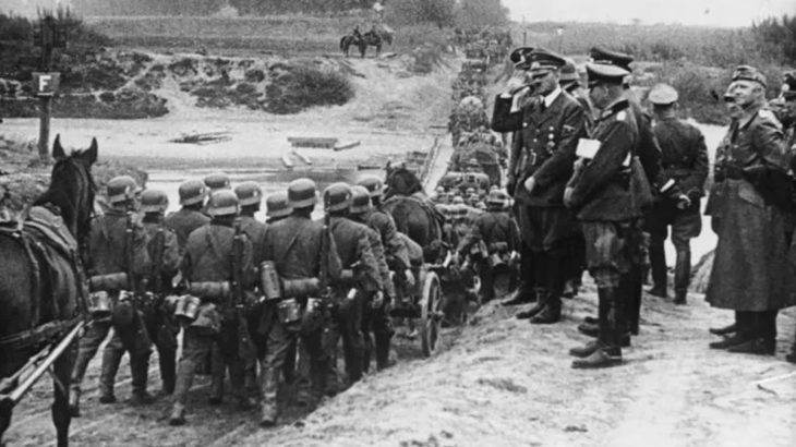 Hitler sleduje wehrmacht