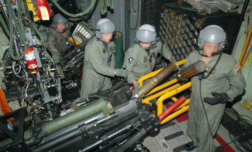 Houfnice 105 mm v AS-130