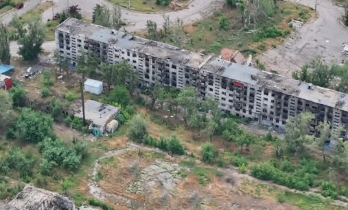 Město na Ukrajině zničené Rusy