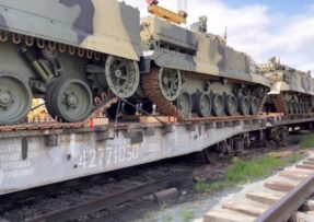 Ruská BMP-3 na vlaku