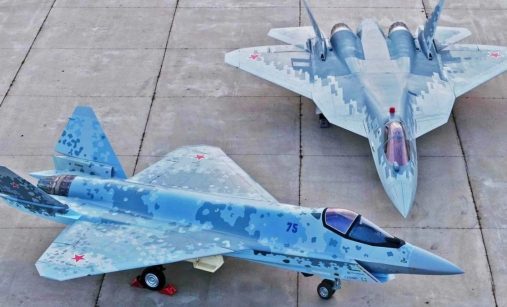Maketa Su-75 s Su-57