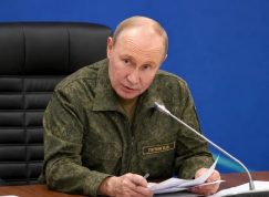 Vladimir Putin v uniformě