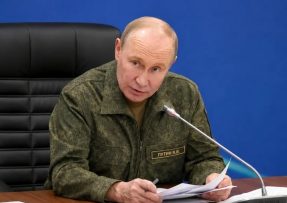 Vladimir Putin v uniformě