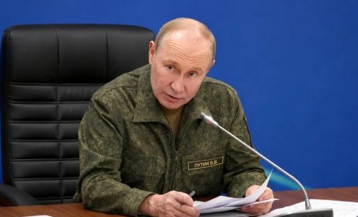 Vladimir Putin v uniformě
